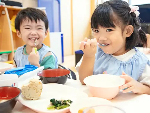 給食もお友だちと一緒に。