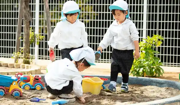 園庭で自由あそび